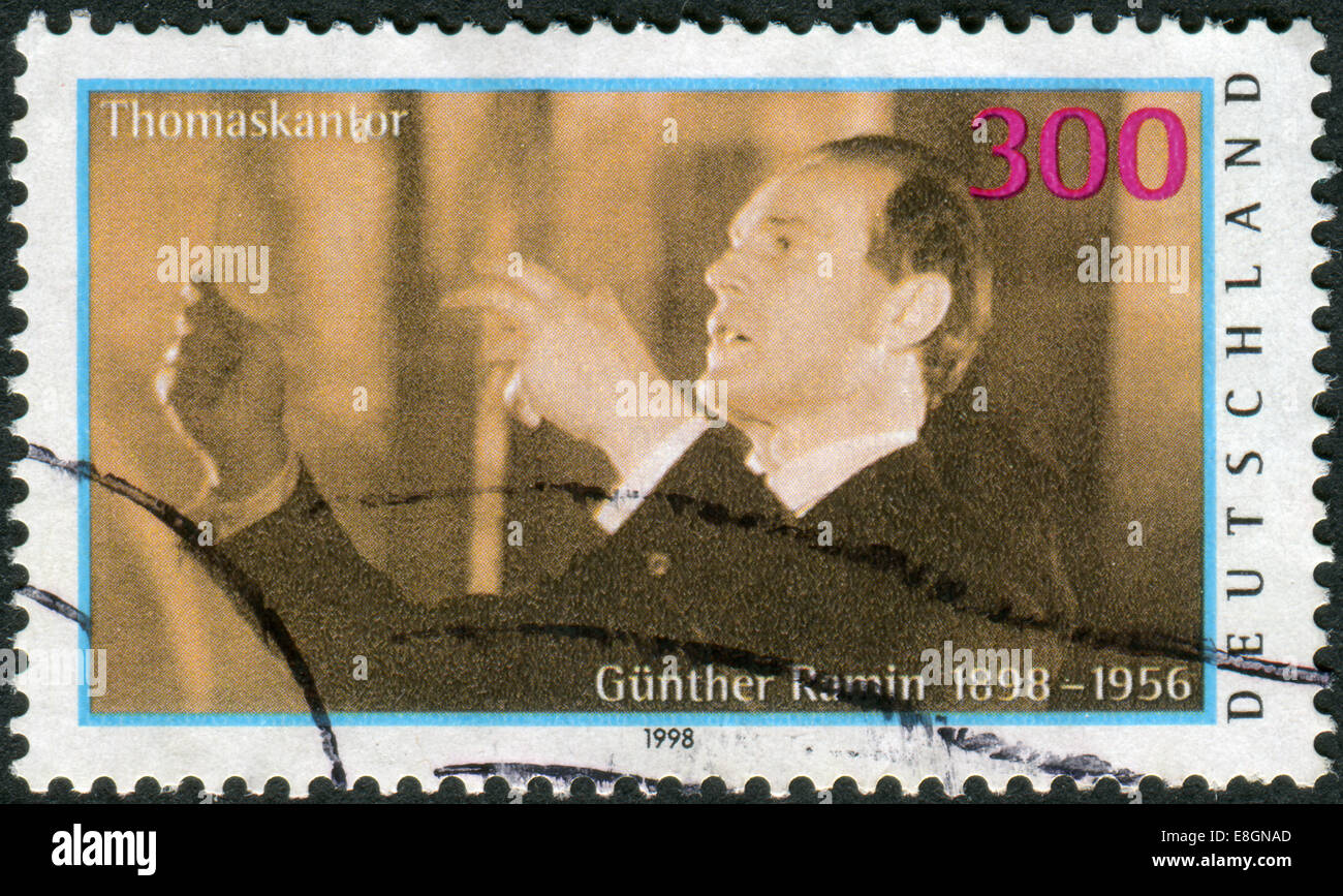 Deutschland - ca. 1998: Briefmarke gedruckt in Deutschland, zeigt der Organist und Chorleiter, Gunther Ramin, ca. 1998 Stockfoto