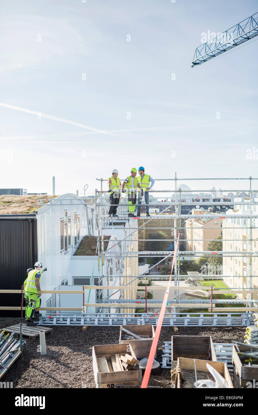 Bauarbeiter arbeiten am Standort Stockfoto