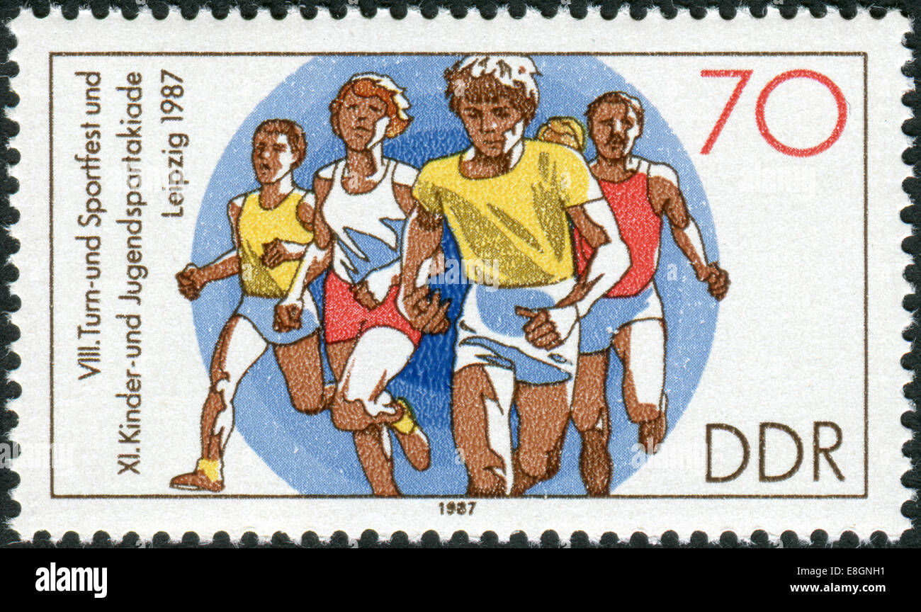 Gedruckt in Deutschland, 8. Sportfest und 11. Jugend-Sport-Meisterschaften, Leipzig, gewidmet Marke zeigt Meile laufen Stockfoto