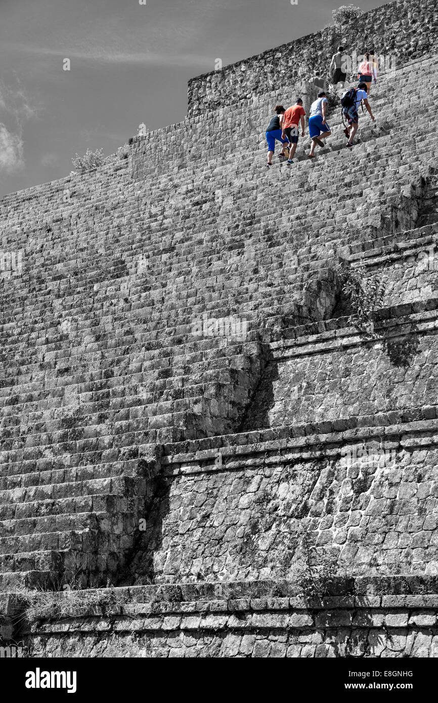 Große Pyramide von Uxmal, Maya Ruinen Mexiko, Menschen die Treppenstufen Stockfoto