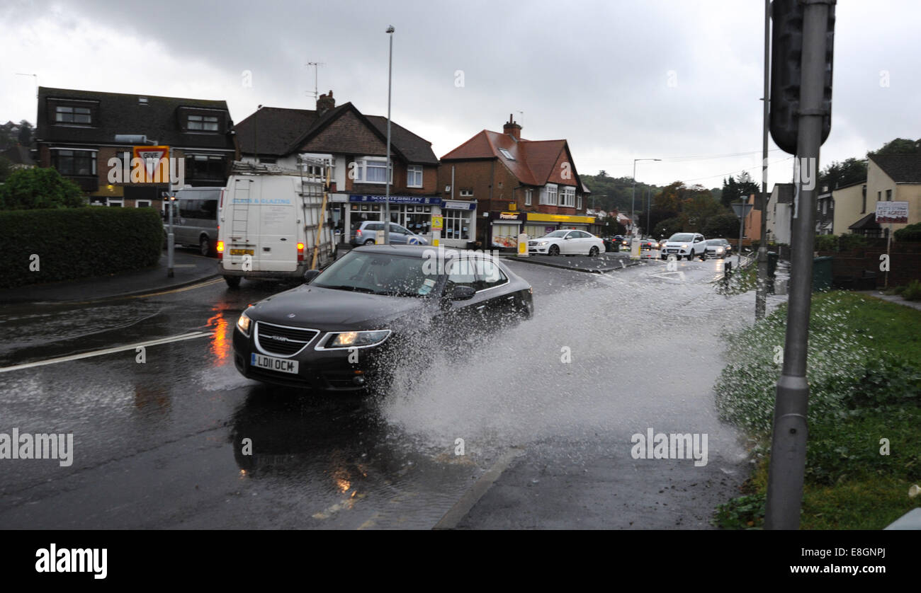 Brighton, UK. 8. Oktober 2014. Die Autos fahren durch Hochwasser in Patcham Brighton heute als Starkregen treffen die Südküste Stockfoto