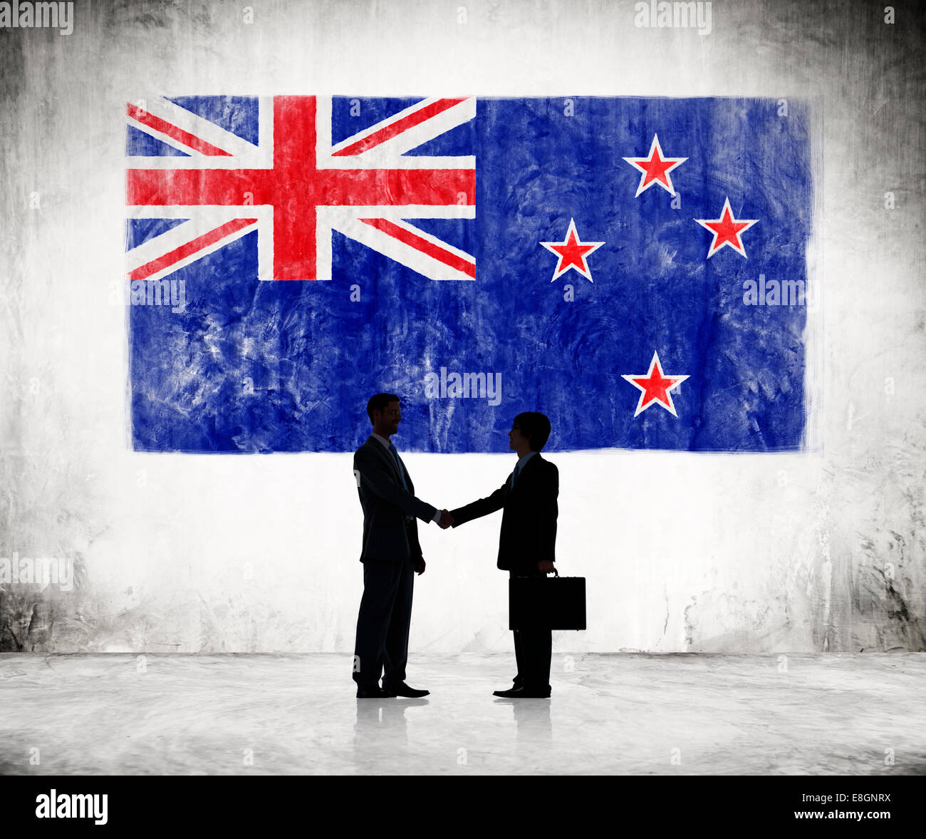 Zwei Geschäftsleute Händeschütteln mit Neuseeländer Flagge als Hintergrund Stockfoto