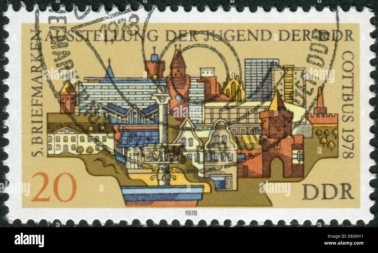 Ein moderner und historischer Gebäude der Stadt Cottbus zeigt Briefmarke gedruckt in Deutschland (DDR) Stockfoto