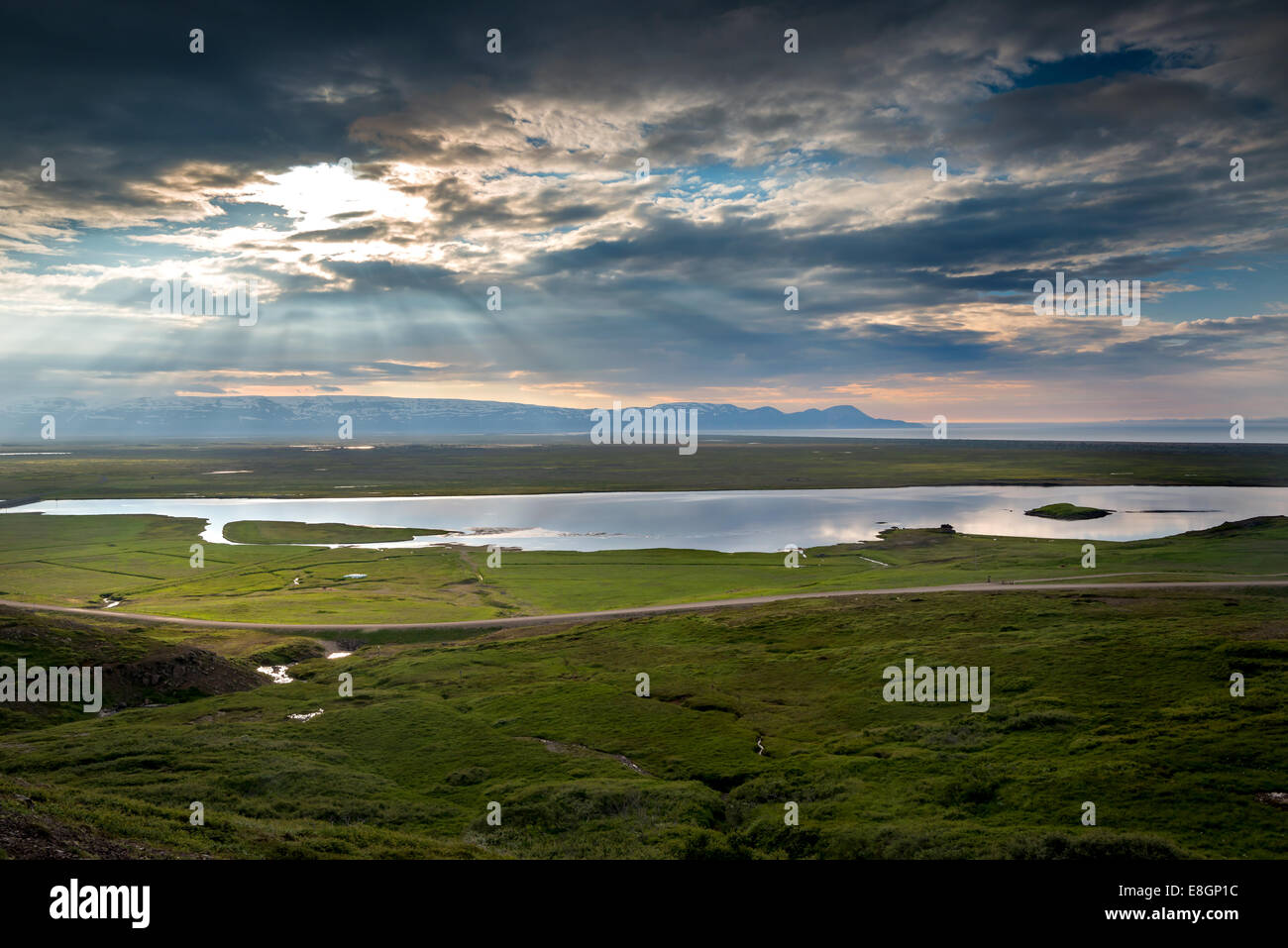 Blick auf den schönen Fluss aus den Bergen in Island Stockfoto