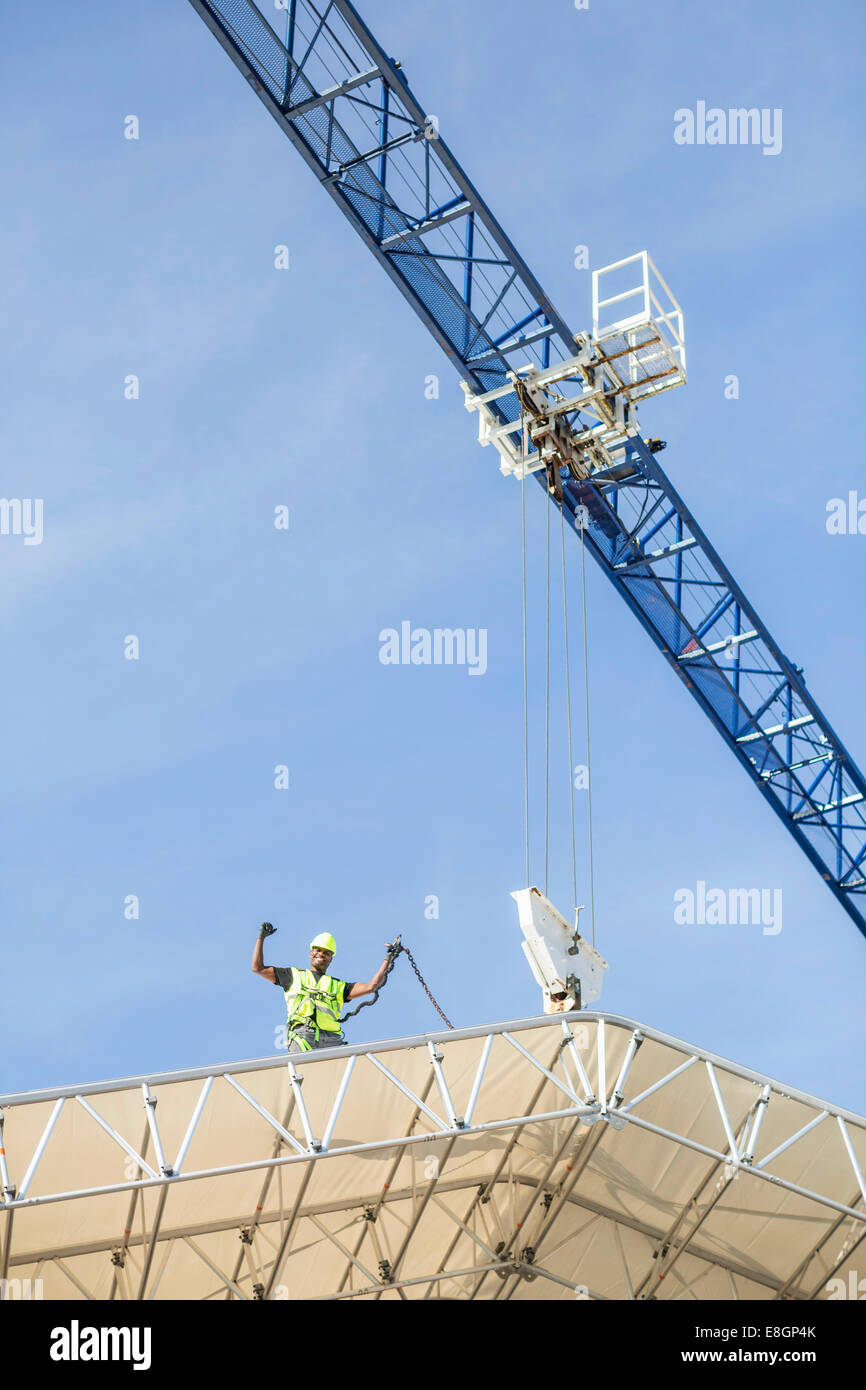 Niedrigen Winkel Aussicht auf erfolgreiche Arbeitnehmer steht auf Dach auf Baustelle Stockfoto