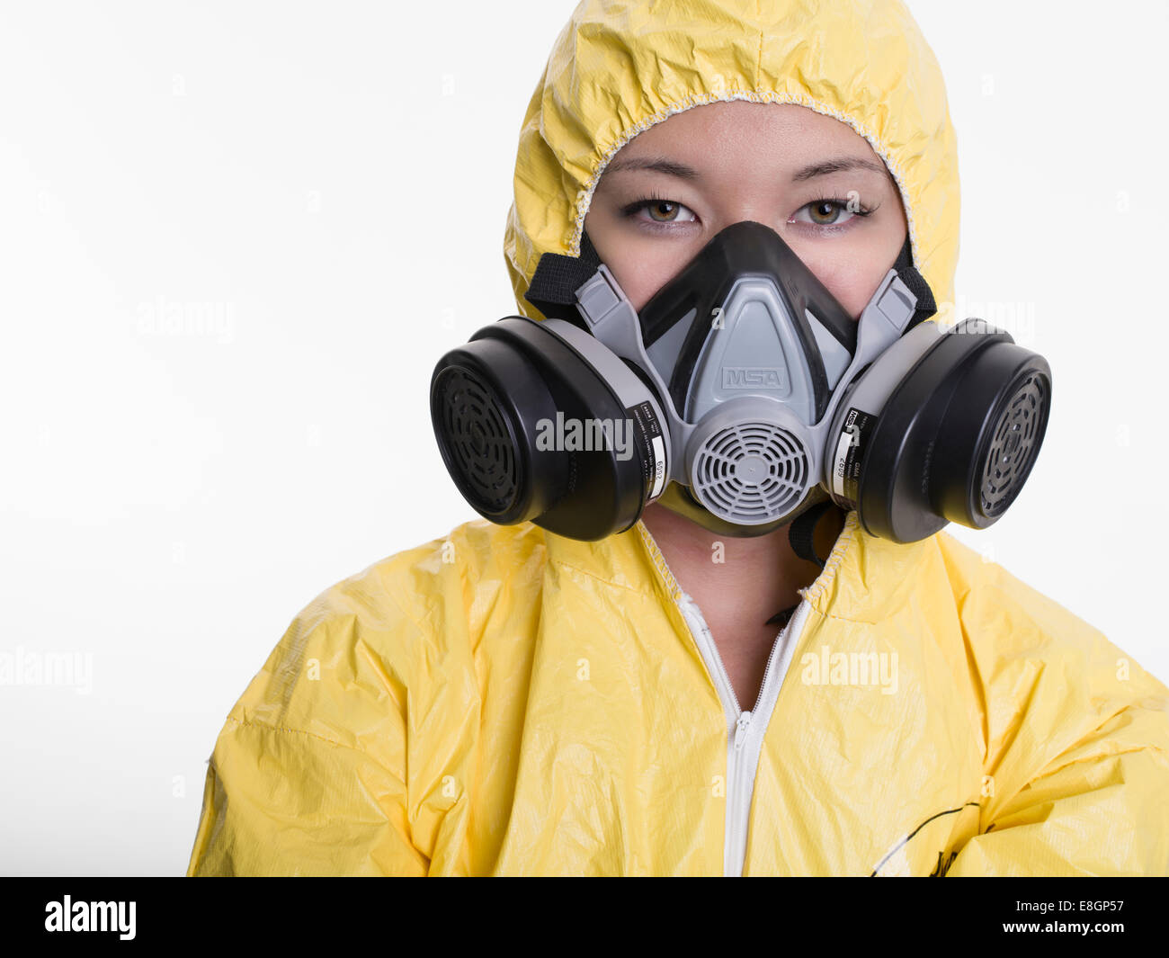 Frau mit Gefahrstoffen Schutzanzug und Gasmaske Stockfoto
