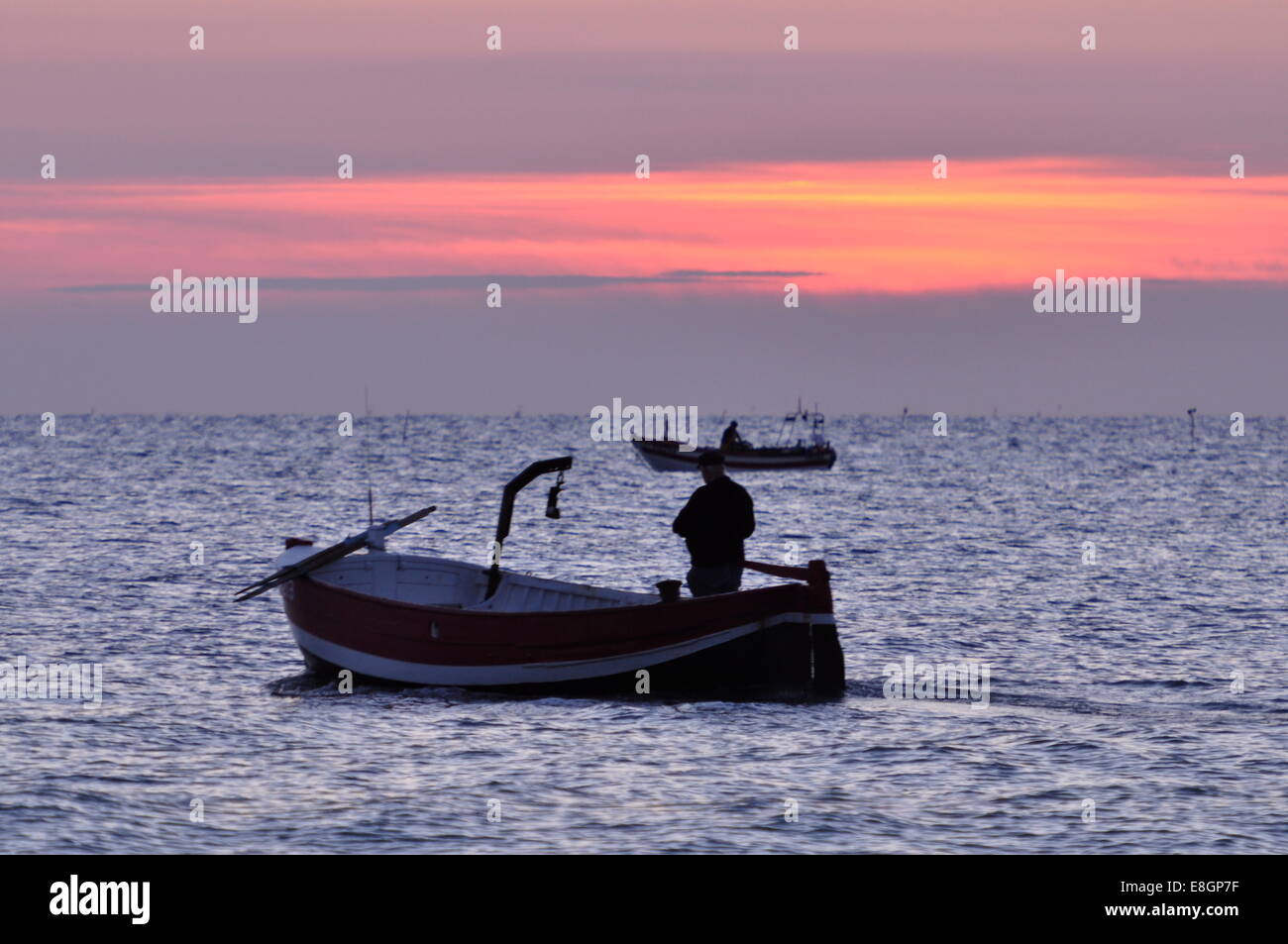 Krabbenfangschiffe im Morgengrauen vor Cromer, Norfolk.        EBAR Stockfoto