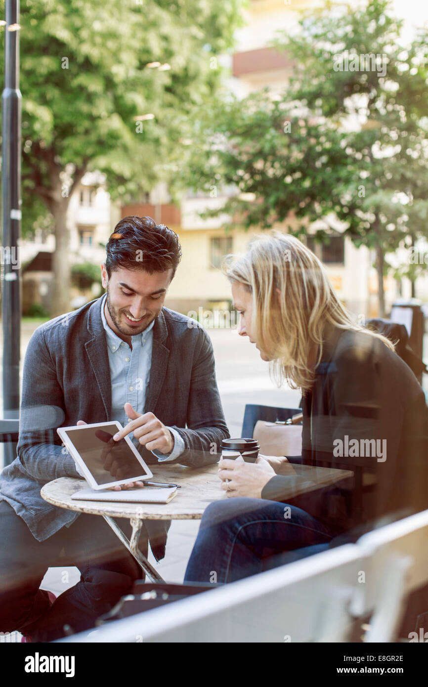 Diskussion über digital-Tablette am Straßencafé Geschäftskollegen Stockfoto
