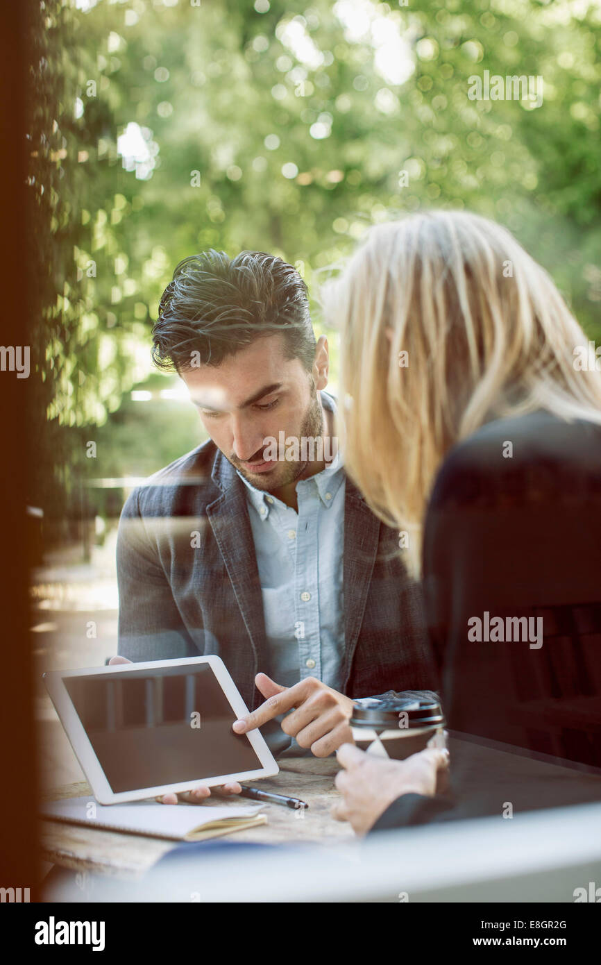 Digital-Tablette zusammen mit Straßencafé Geschäftskollegen Stockfoto