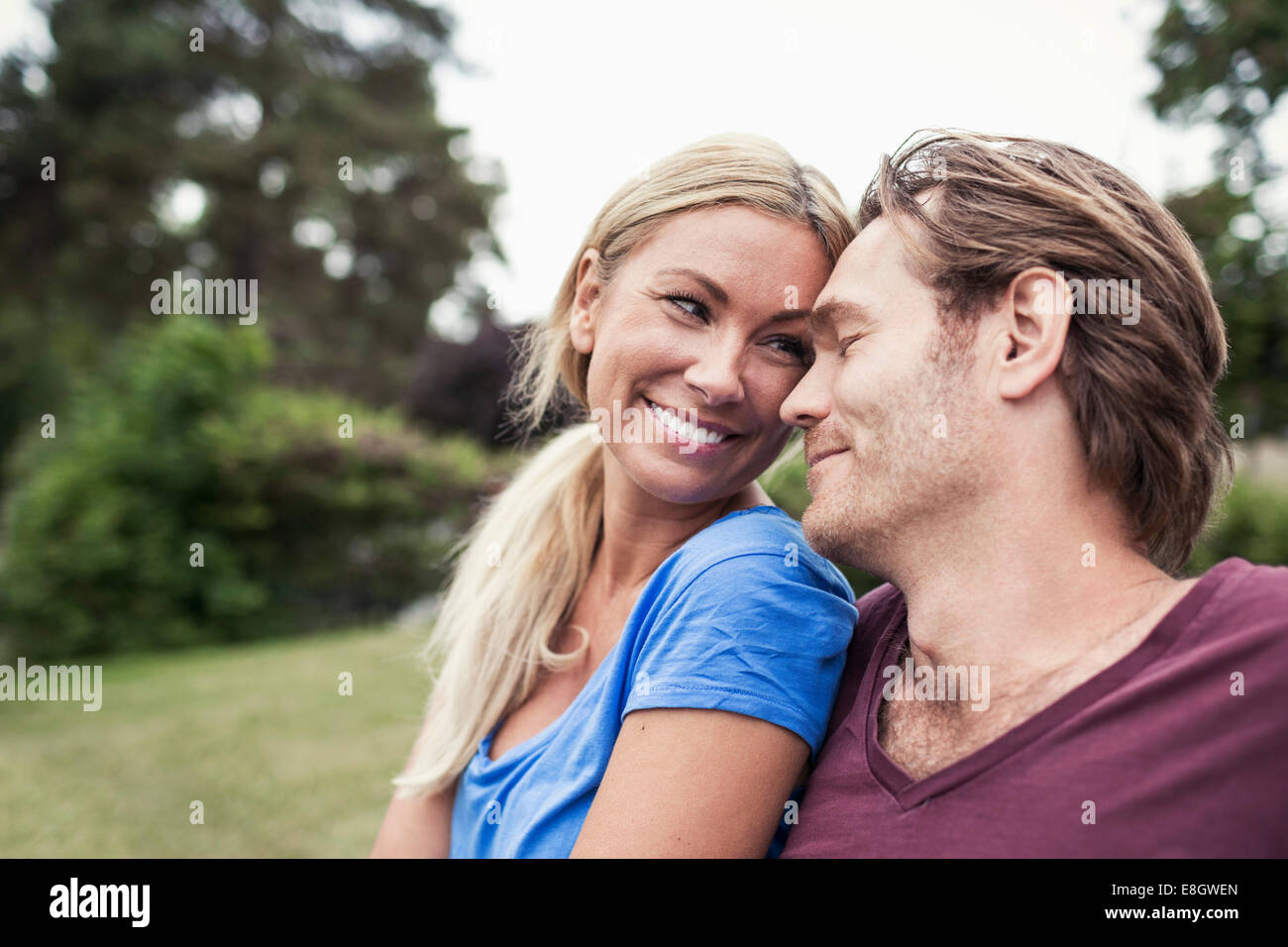 Liebespaar im park Stockfoto