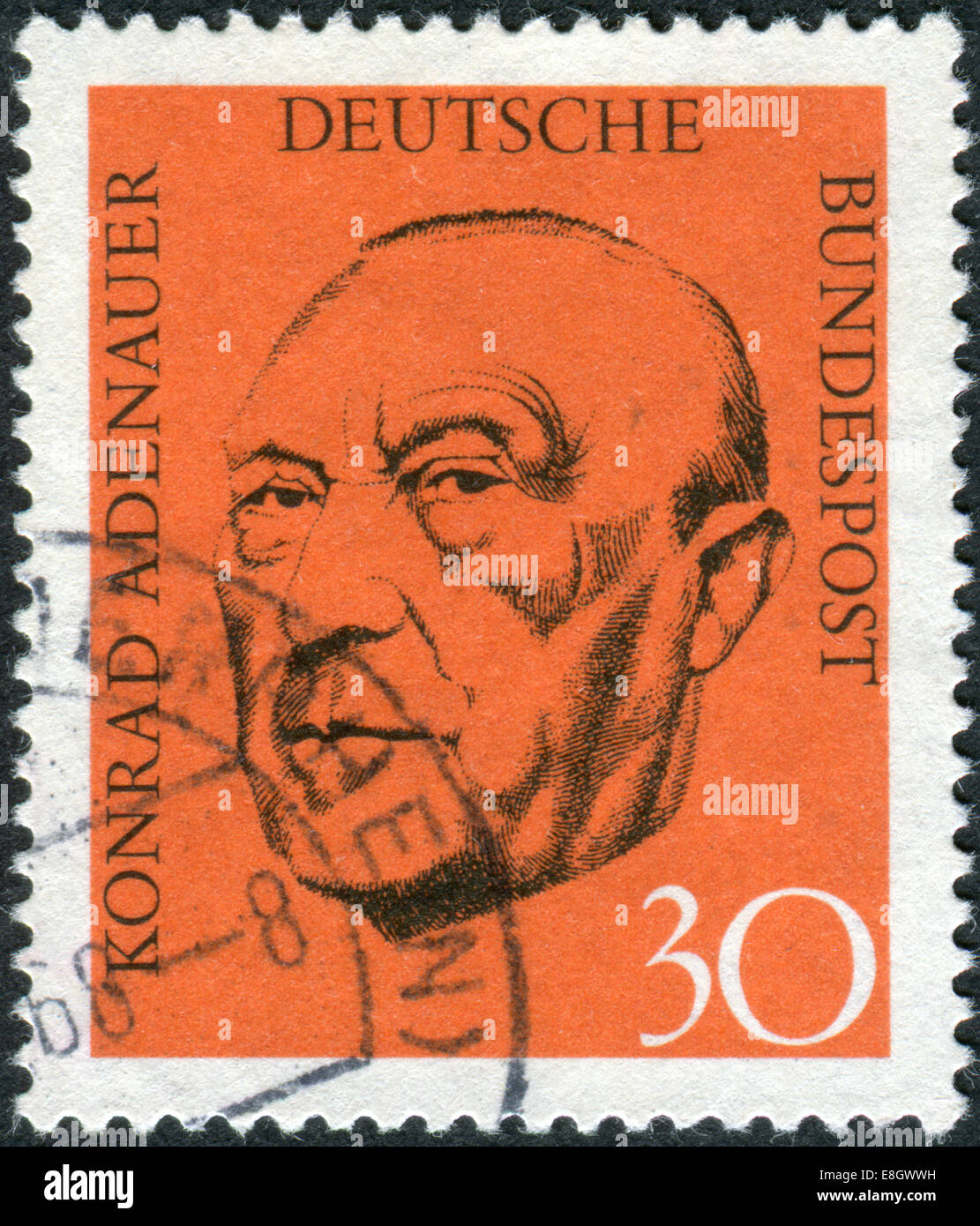 Deutschland - ca. 1968: Briefmarke gedruckt in Deutschland, zeigt die erste nach dem zweiten Weltkrieg deutsche Bundeskanzler Konrad Adenauer, ca. 1968 Stockfoto