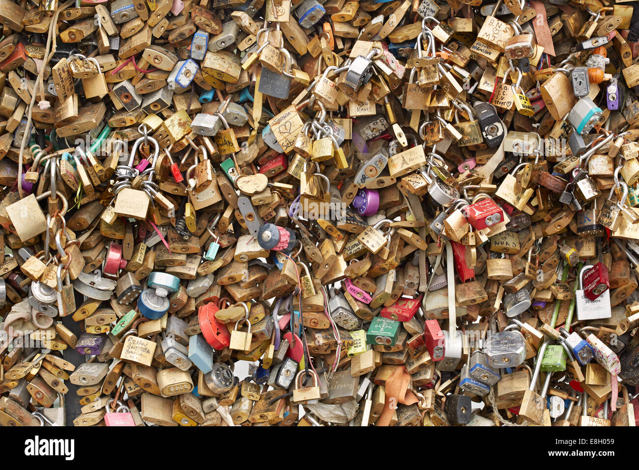 Liebesschlösser an der Archeveche Brücke in Paris, Hintergrund Stockfoto