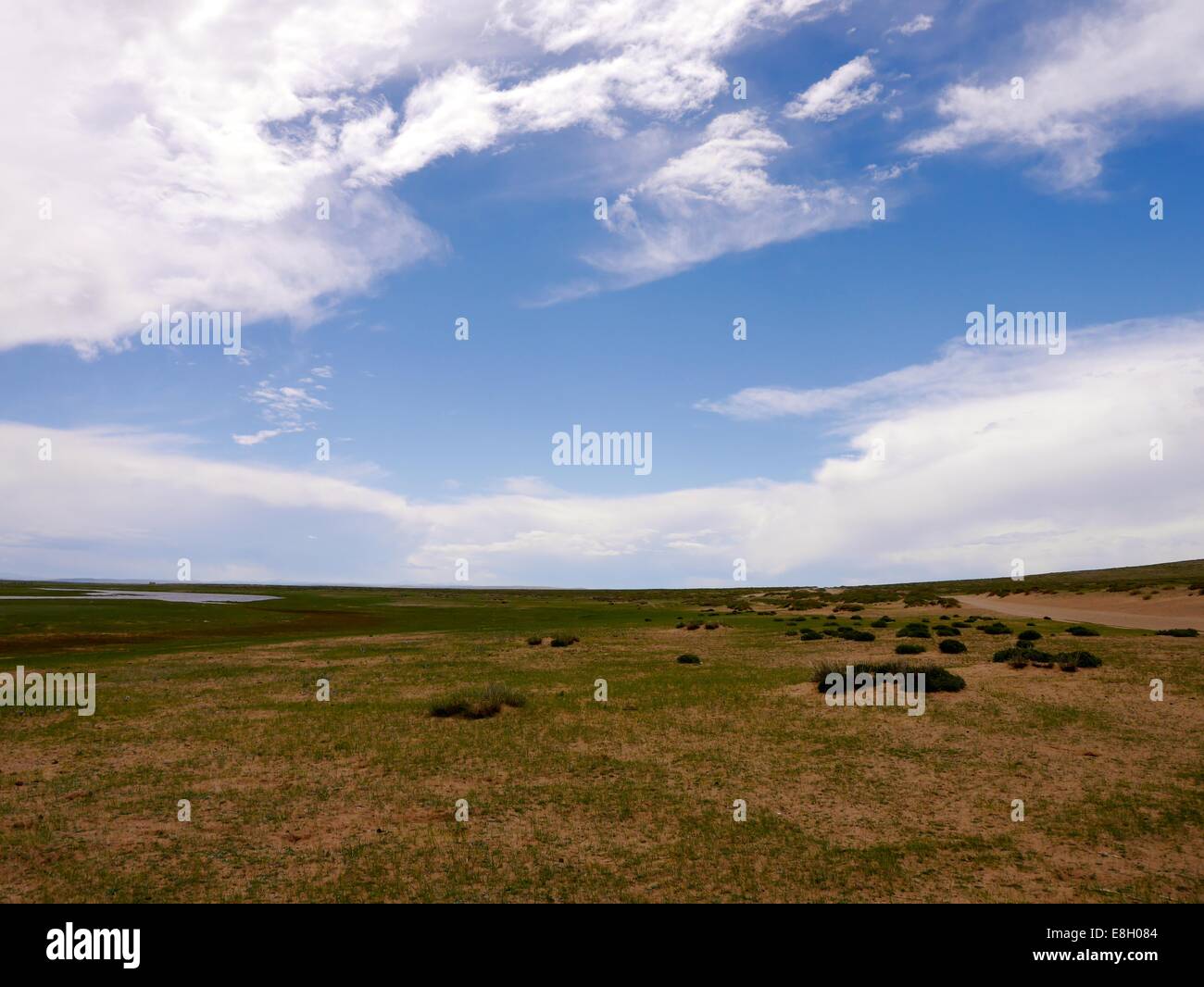 Eine blaue Fleck des Himmels über Ogii Nuur Bezirk, Mongolei. Stockfoto