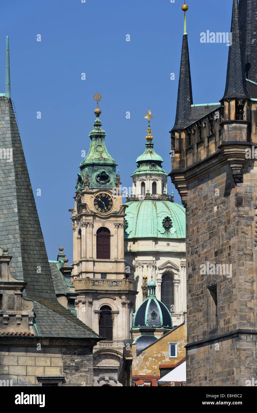 Die Kuppel und Uhr Turm der St. Nikolaus-Kirche in der City von Prag, Tschechien. Stockfoto