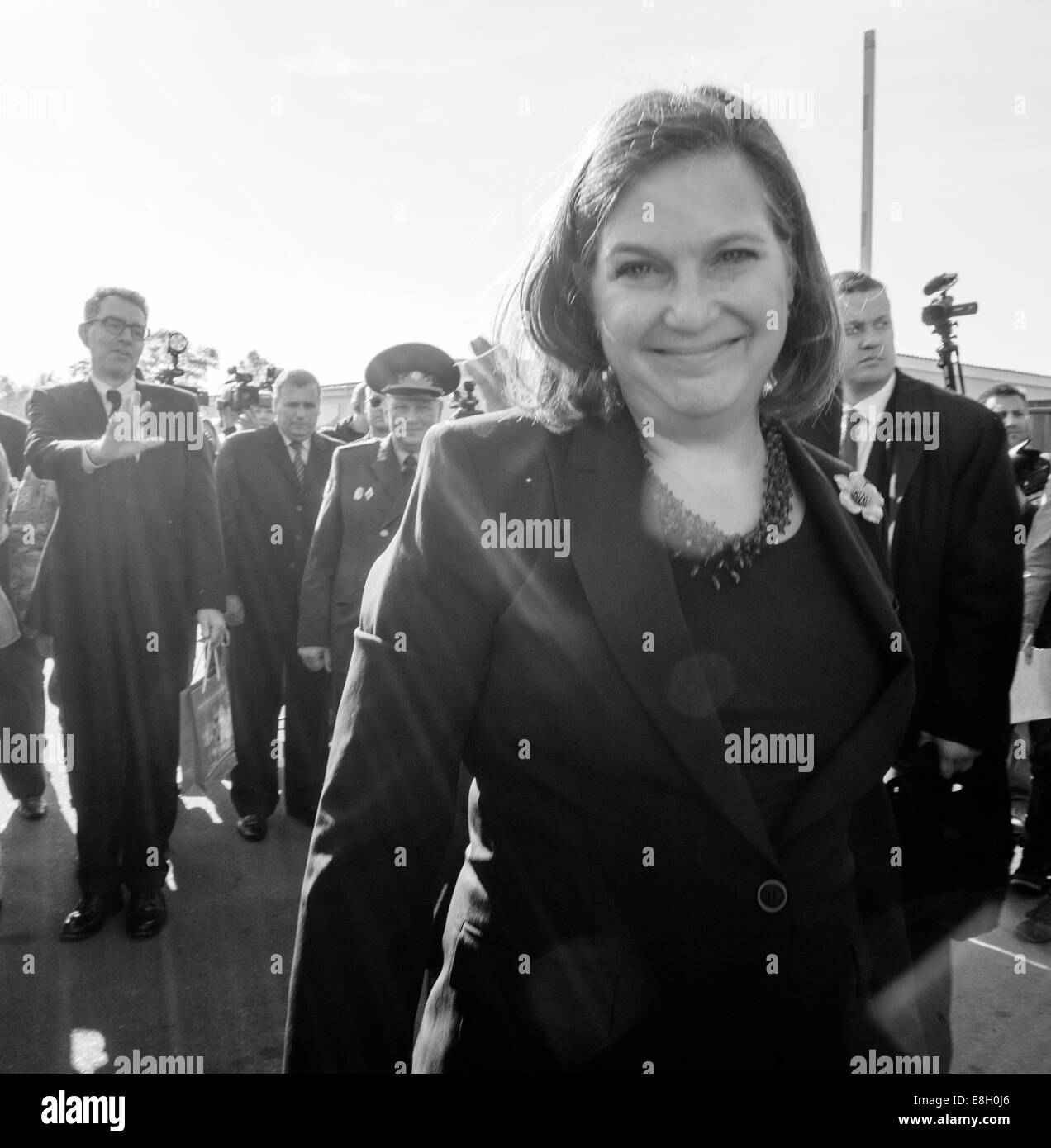 Kiew, Ukraine. 8. Oktober 2014. Victoria Nuland. Offiziell autorisiert das State Department für europäische und eurasische Angelegenheiten Victoria Nuland gab die ukrainische Grenze wachen Fahrzeuge und Geräte für die Anordnung der Grenze.  Der Gesamtbetrag der Hilfe ist $ 10 Millionen.    Victoria Nuland versichert, dass dies nicht die letzte Hilfe der Vereinigten Staaten, und stellte fest, dass die amerikanische Regierung weiterhin unsere Grenzsoldaten zu unterstützen. Bildnachweis: Igor Golovnov/Alamy Live-Nachrichten Stockfoto