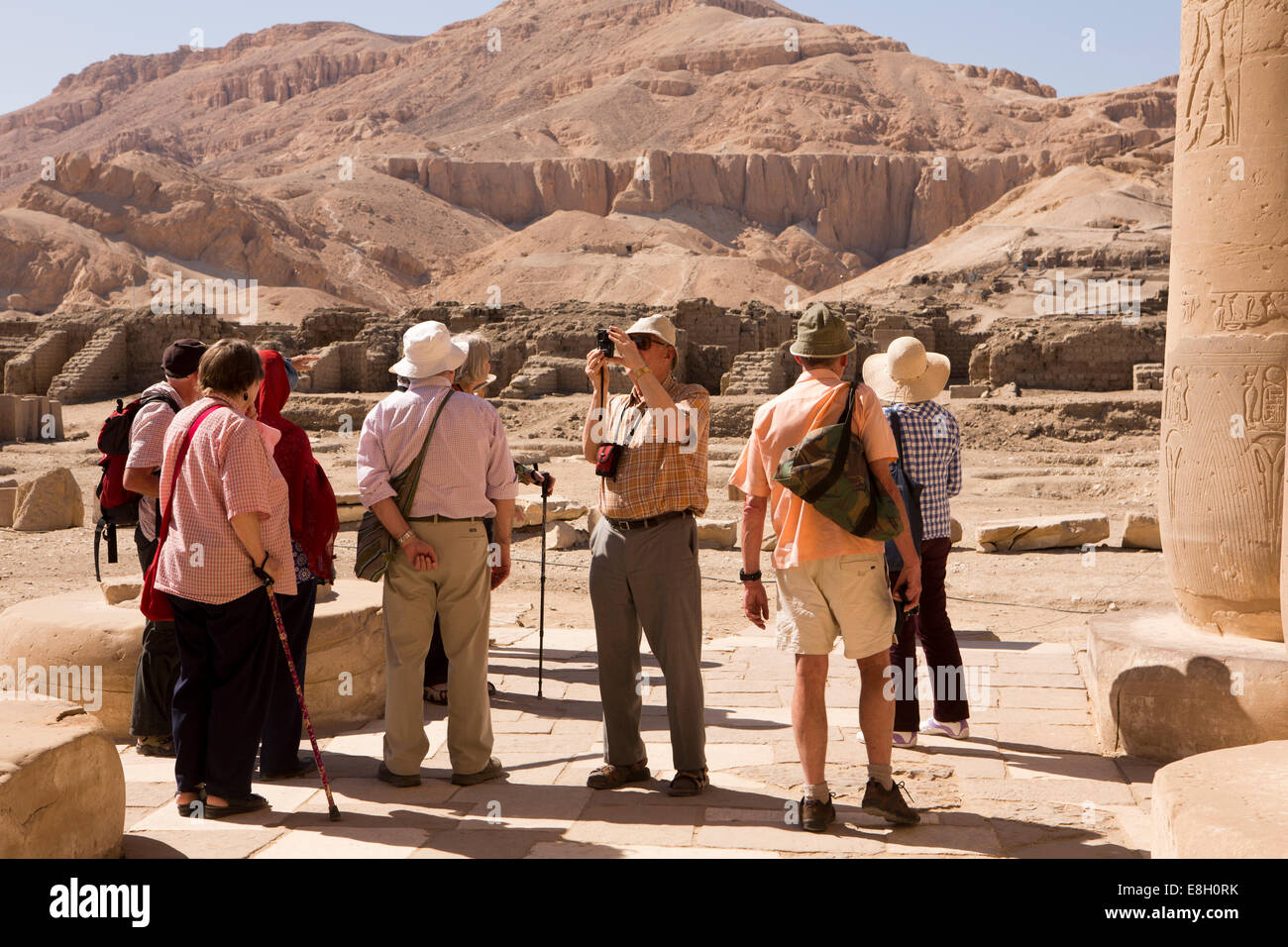 Ägypten, Luxor, senior Touristen im Ramesseum, Leichenhalle Tempel von Ramses II Stockfoto