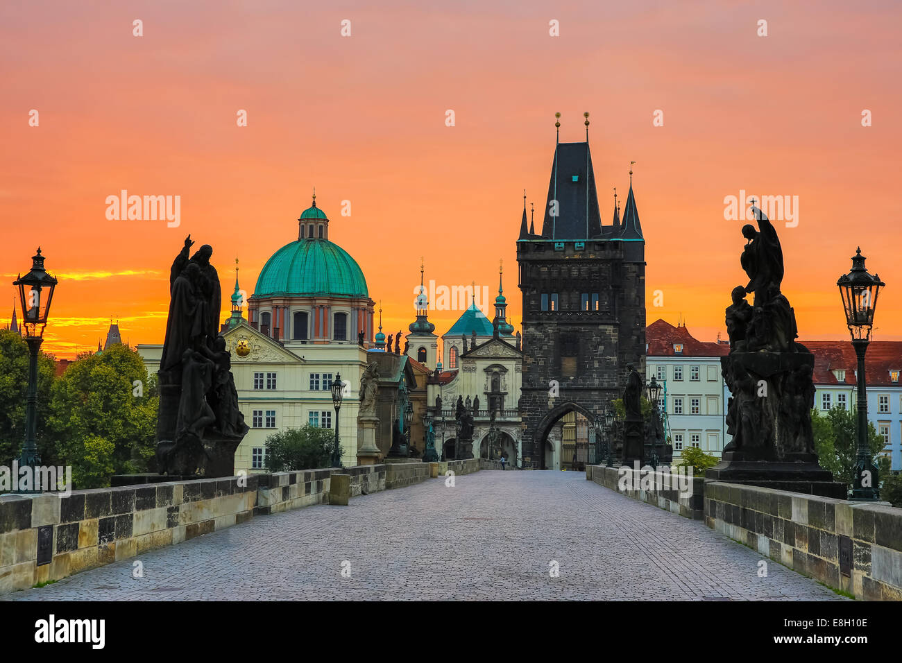 Karlsbrücke bei Sonnenaufgang, Prag, Tschechische Republik Stockfoto