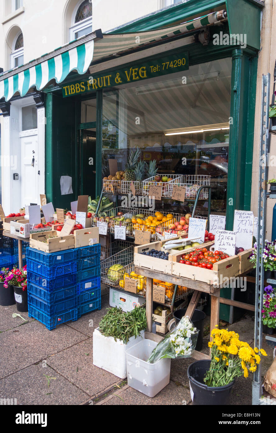 Obst und Gemüse Ladenfront mit externen Display in Teignmouth, Devon. Stockfoto