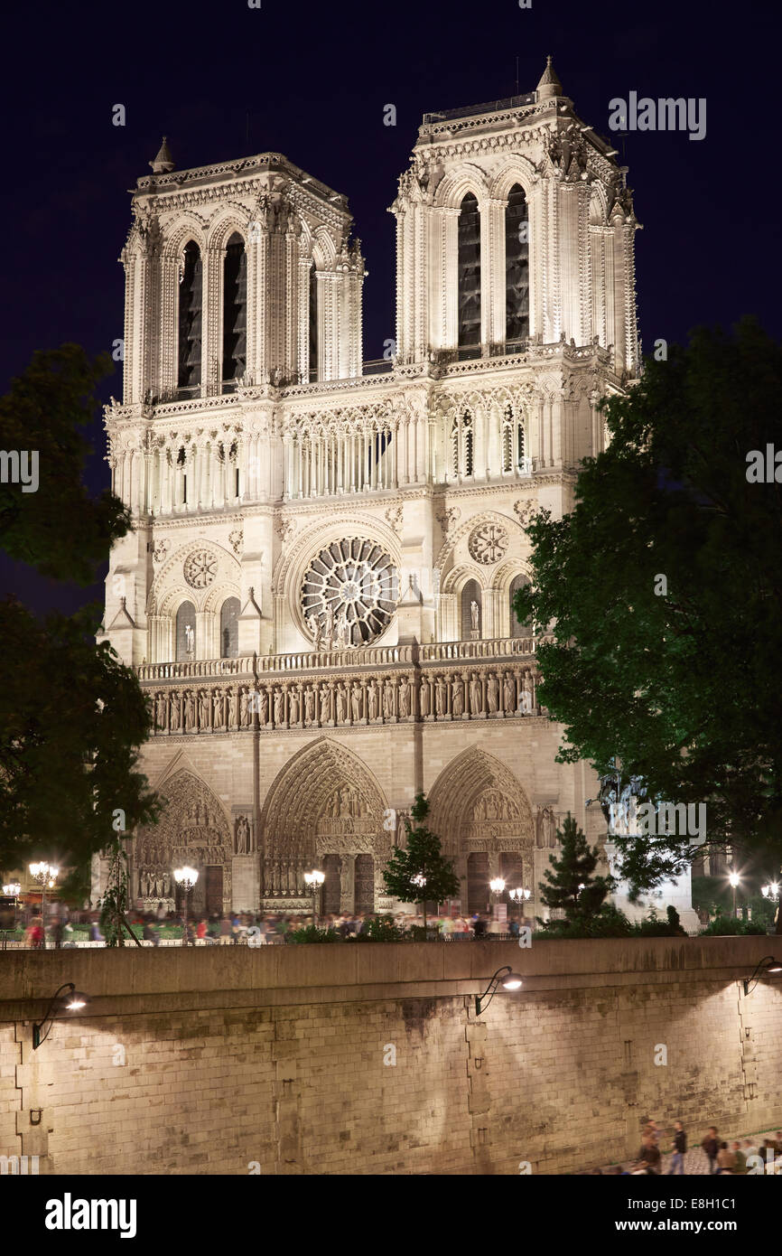 Kathedrale Notre-Dame in der Nacht mit Menschen Stockfoto