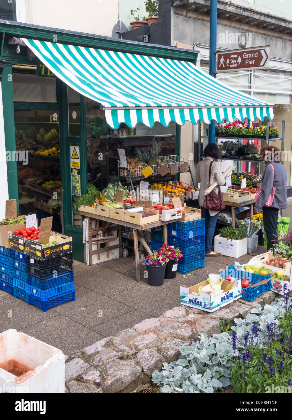 Obst und Gemüse Ladenfront mit externen Display in Teignmouth, Devon. Stockfoto