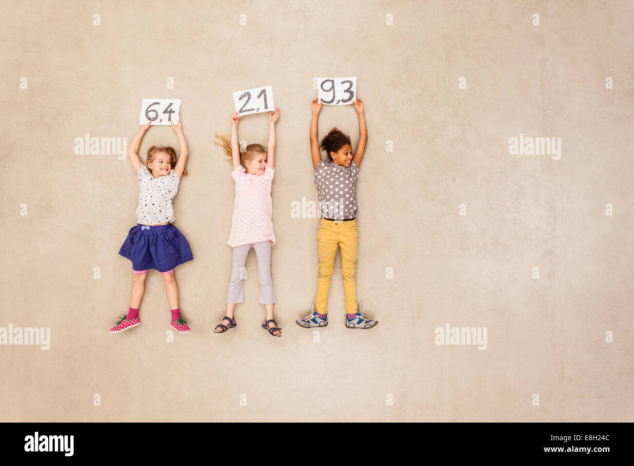 Kinder geben Punkte in jury Stockfoto