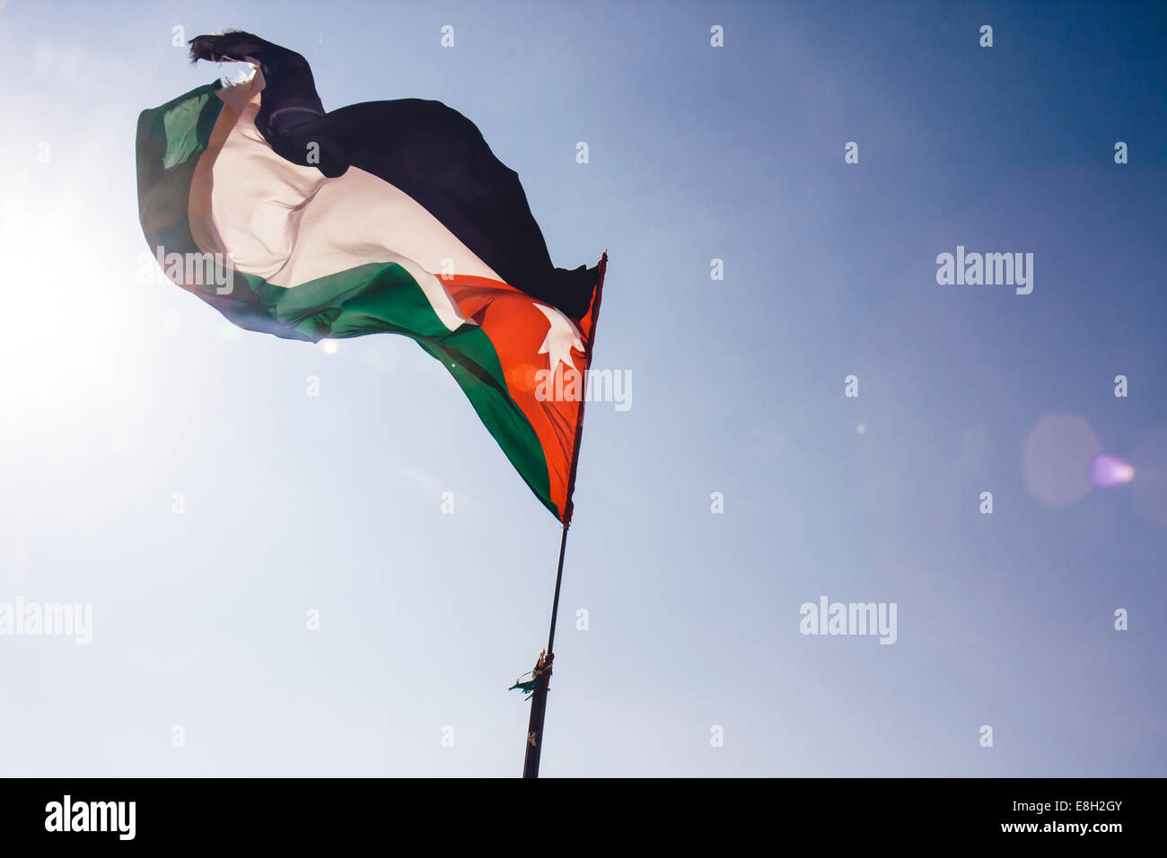 Jordan, Ansicht von Jordanien nationale Flagge gegen Himmel Stockfoto