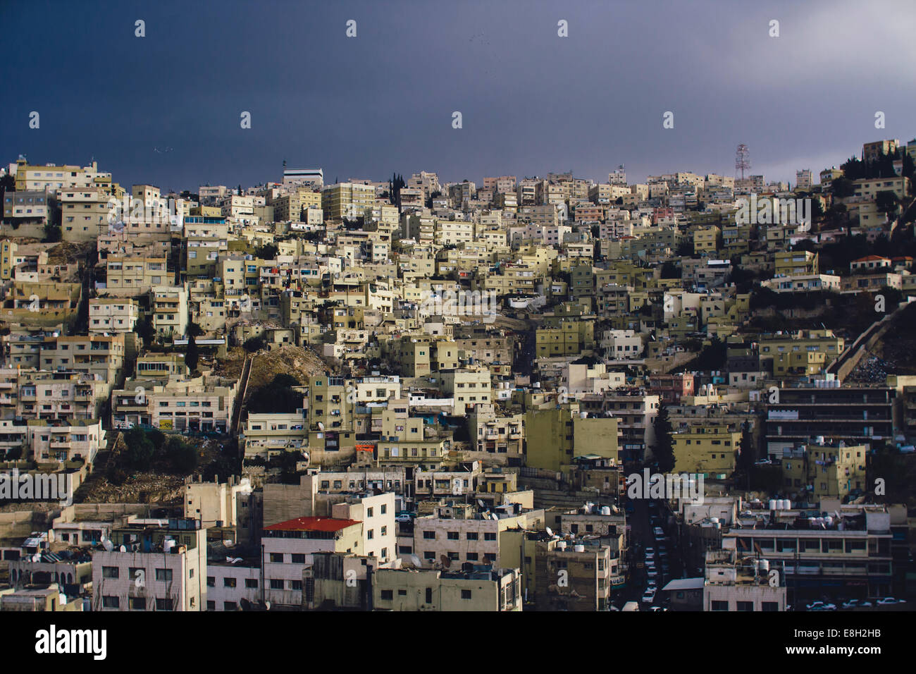Jordanien, Amman, Blick auf die Stadt vor einem Gewitter Stockfoto