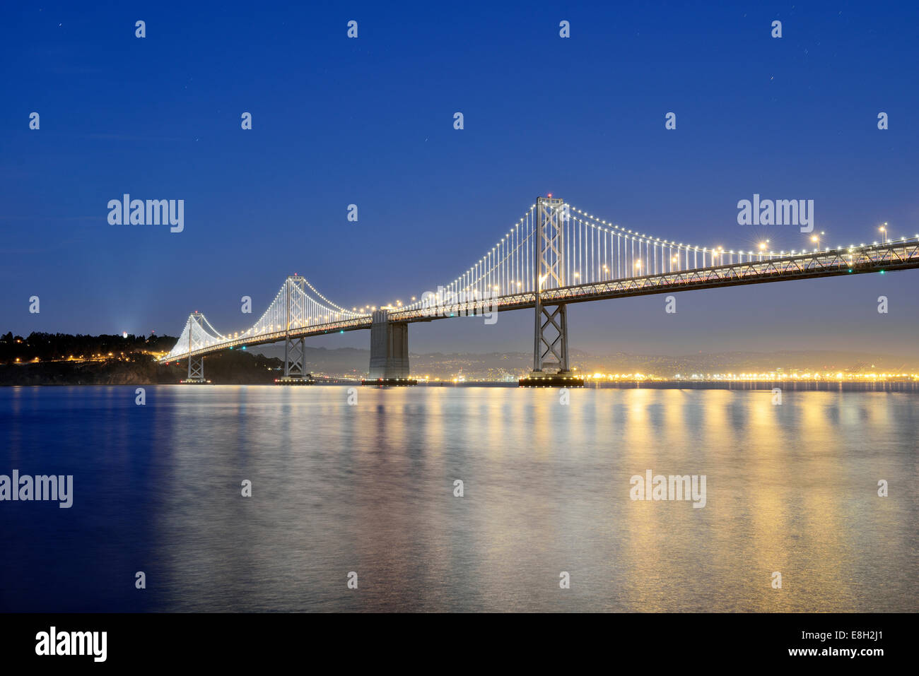 USA, Kalifornien, San Francisco, Oakland Bay Bridge und Yerba Buena Island in der Nacht Stockfoto