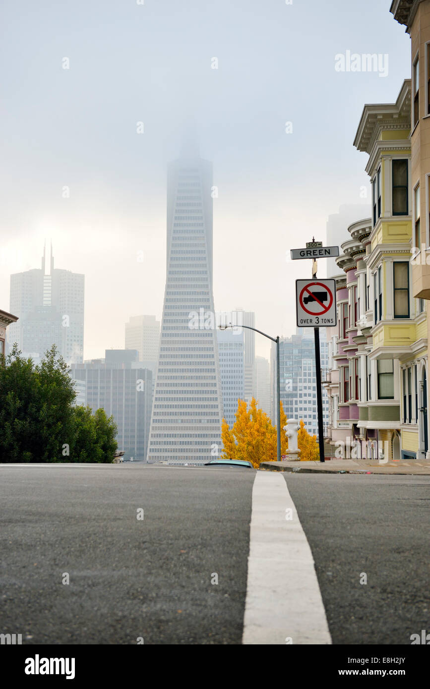 USA, California, San Francisco, Transamerica Pyramid und Häuser entlang der Montgomery Street Stockfoto