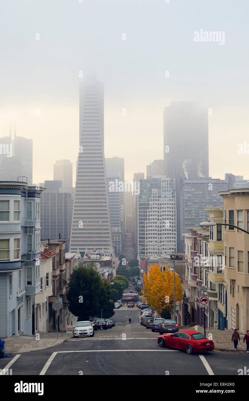 USA, California, San Francisco, Transamerica Pyramid und Häuser entlang der Montgomery Street Stockfoto