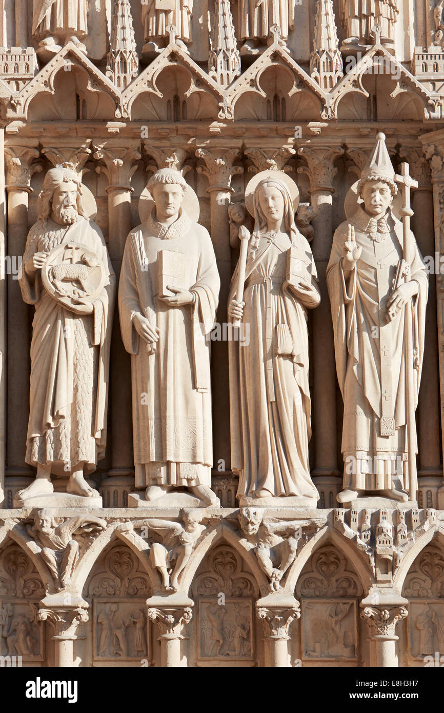 Heiligenstatuen an der Fassade der Kathedrale Notre Dame de Paris Stockfoto