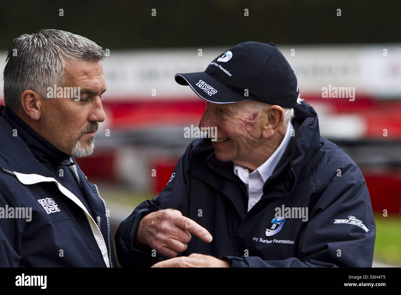 Chatham, Kent, UK. 8. Oktober 2014. BBC Television "Great British Bake Off" star Paul Hollywood-mit John Surtees öffnet der diesjährigen Henry Surtees Challenge am Buckmore Park, Kent, Großbritannien. 08.10.2014 Kredit: Theodore Liasi/ZUMA Draht/Alamy Live-Nachrichten Stockfoto