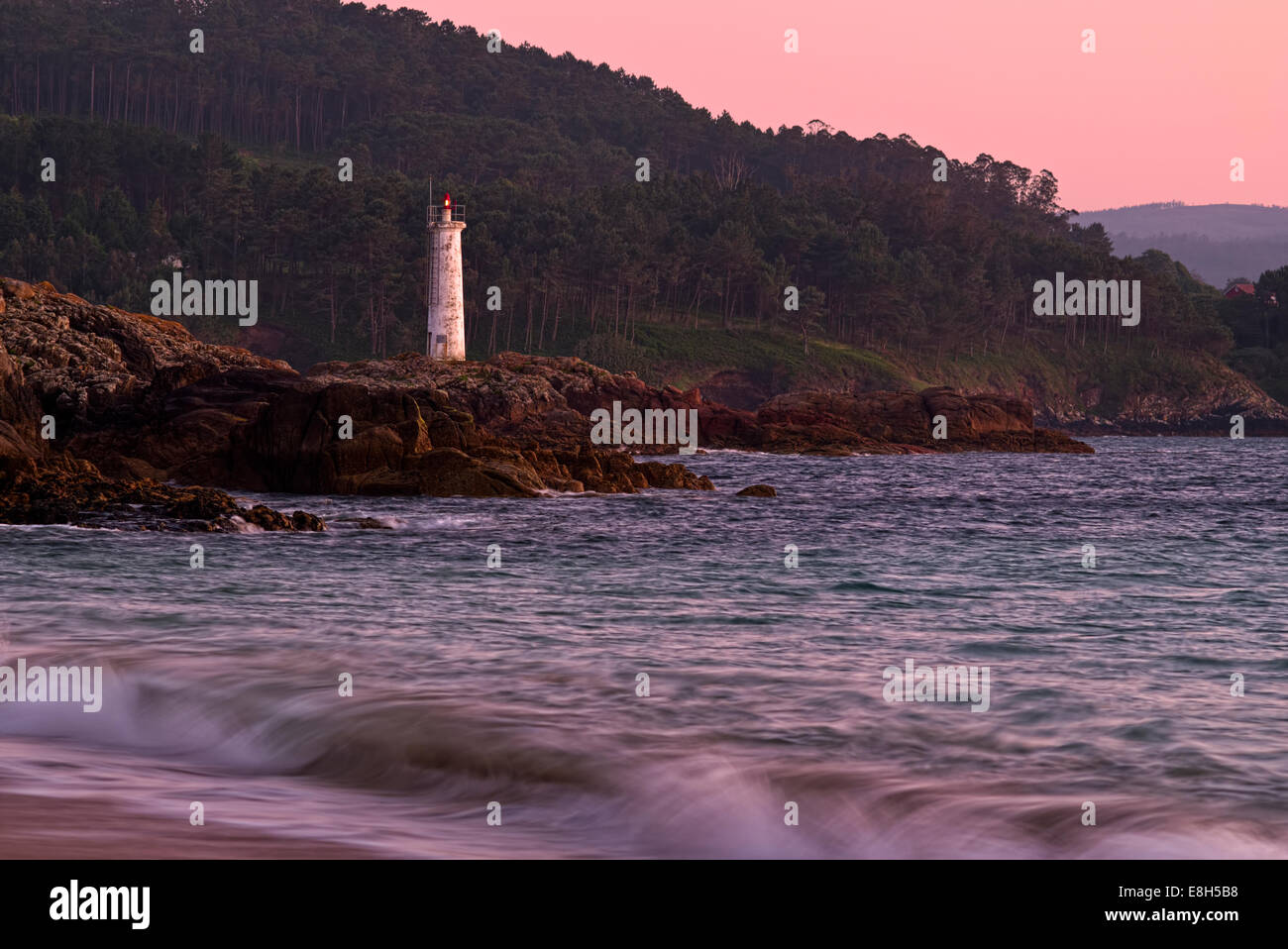 Spanien, Galicien, Leuchtturm am Strand von Leis de Nemancos Stockfoto