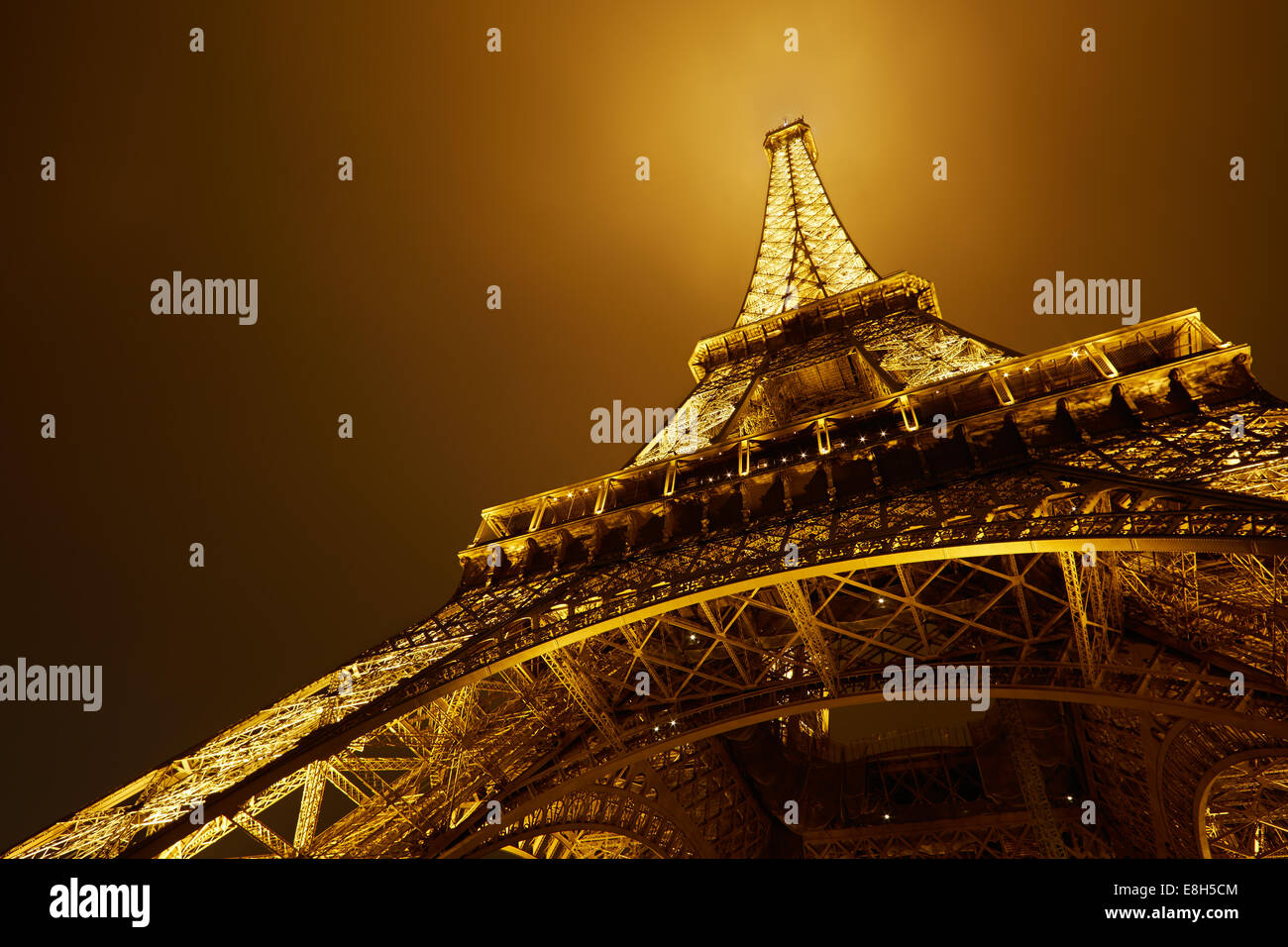 Eiffelturm in Paris bei Nacht Stockfoto