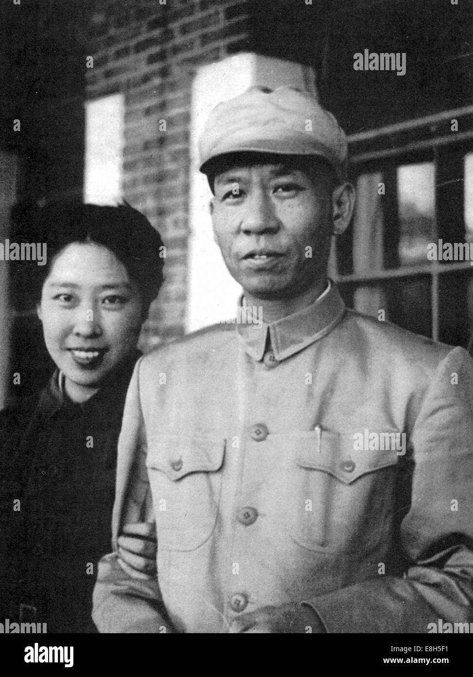 LIU SHAOQI (1898 – 1969) chinesische kommunistische revolutionäre mit seiner Frau Wang Guangmei 1949 Stockfoto