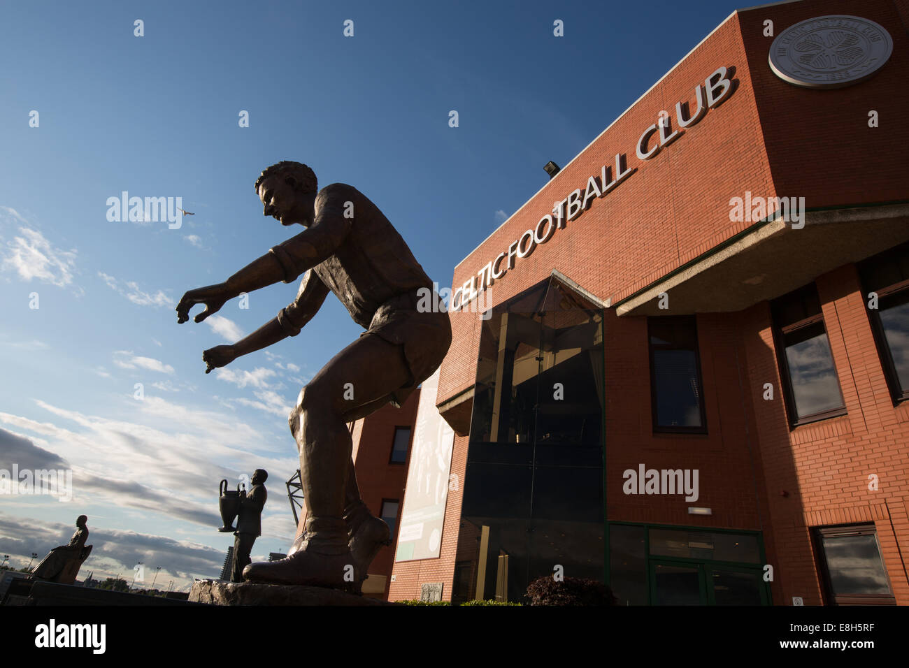 Statuen von Ex-Spieler Jimmy Johnstone und Manager Jock Stein außerhalb Celtic Park, Heimat des Celtic Football Club, in Glasgow Stockfoto