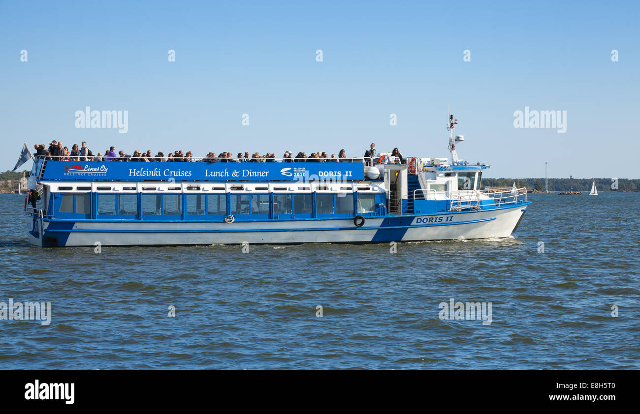 HELSINKI, Finnland - 13. September 2014: touristic Ausflugsschiff voller Touristen Segel im Hafen von Helsinki Stockfoto