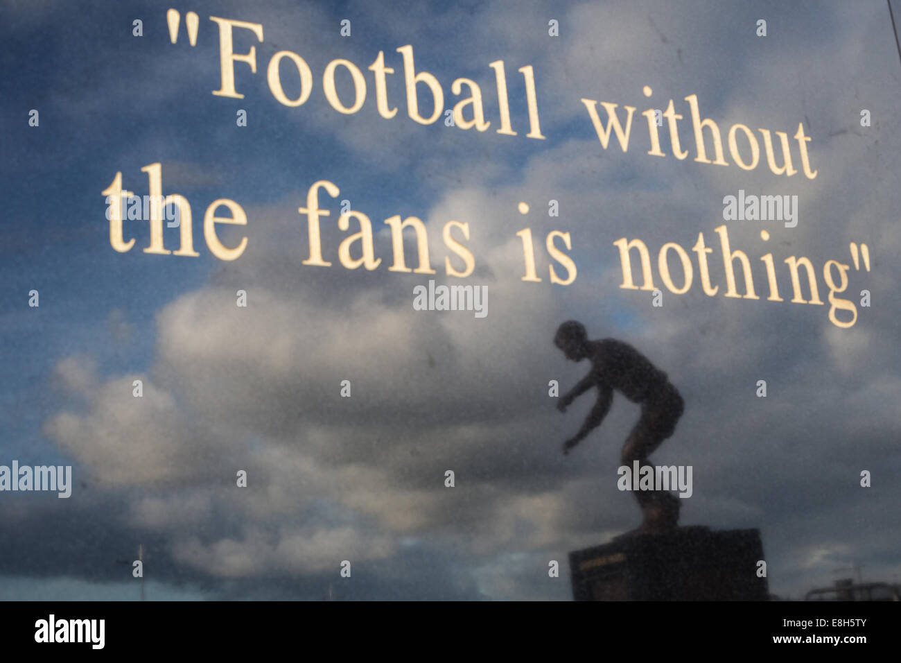 Zitat aus der ehemaligen Manager Jock Stein auf eine Statue Sockel, mit Reflexion der Statue des ehemaligen Spieler und Legende Jimmy Johnstone Stockfoto