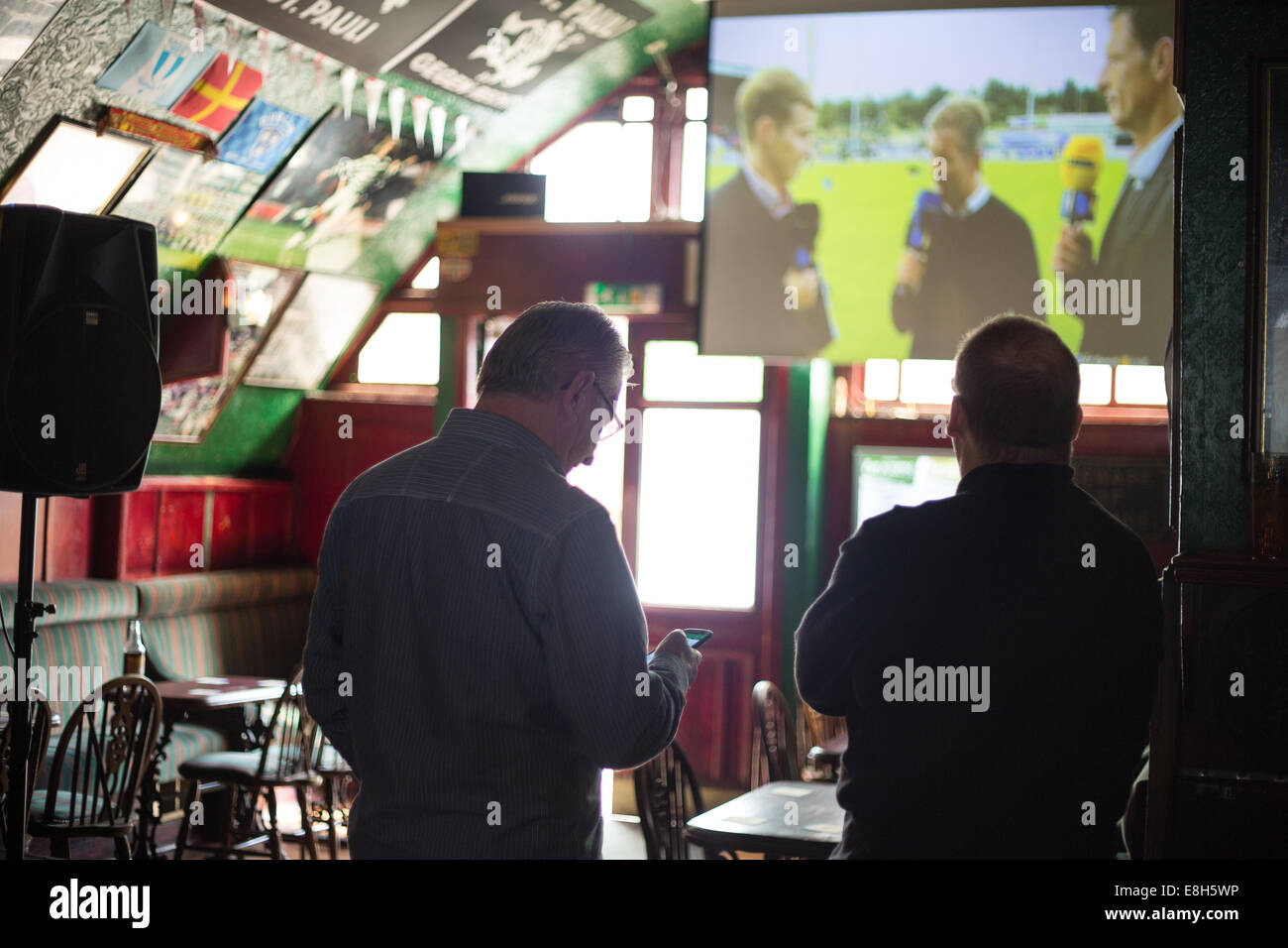 Celtic Football Club-Fans versammeln sich in The Brazen Head Bar zu einem keltischen Fußballspiel im Fernsehen, in Glasgow, Schottland zu sehen Stockfoto