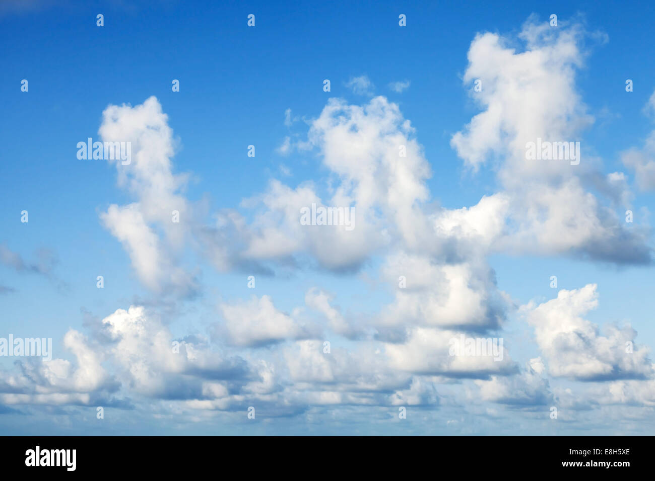 Strahlend blauer Himmel Hintergrundtextur mit weichen weißen Wolken Stockfoto