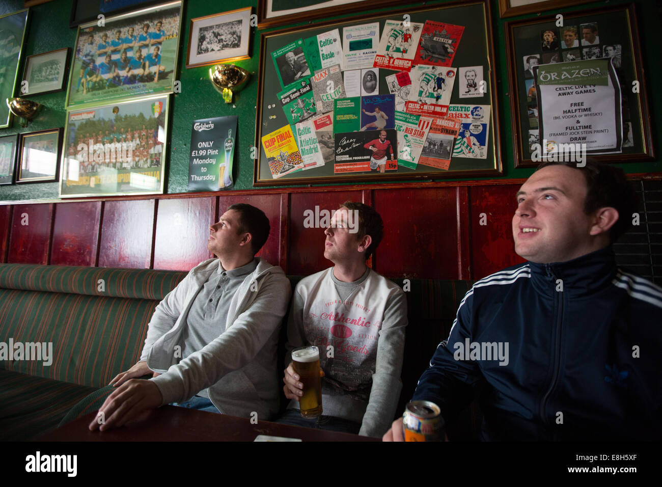 Celtic Football Club-Fans versammeln sich in The Brazen Head Bar zu einem keltischen Fußballspiel im Fernsehen, in Glasgow, Schottland zu sehen Stockfoto