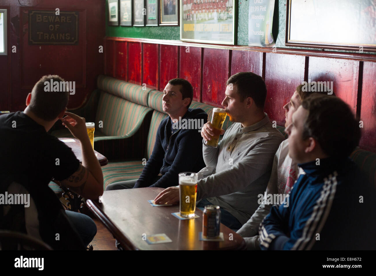 Celtic Football Club-Fans versammeln sich in The Brazen Head Bar zu einem keltischen Fußballspiel im Fernsehen, in Glasgow, Schottland zu sehen Stockfoto