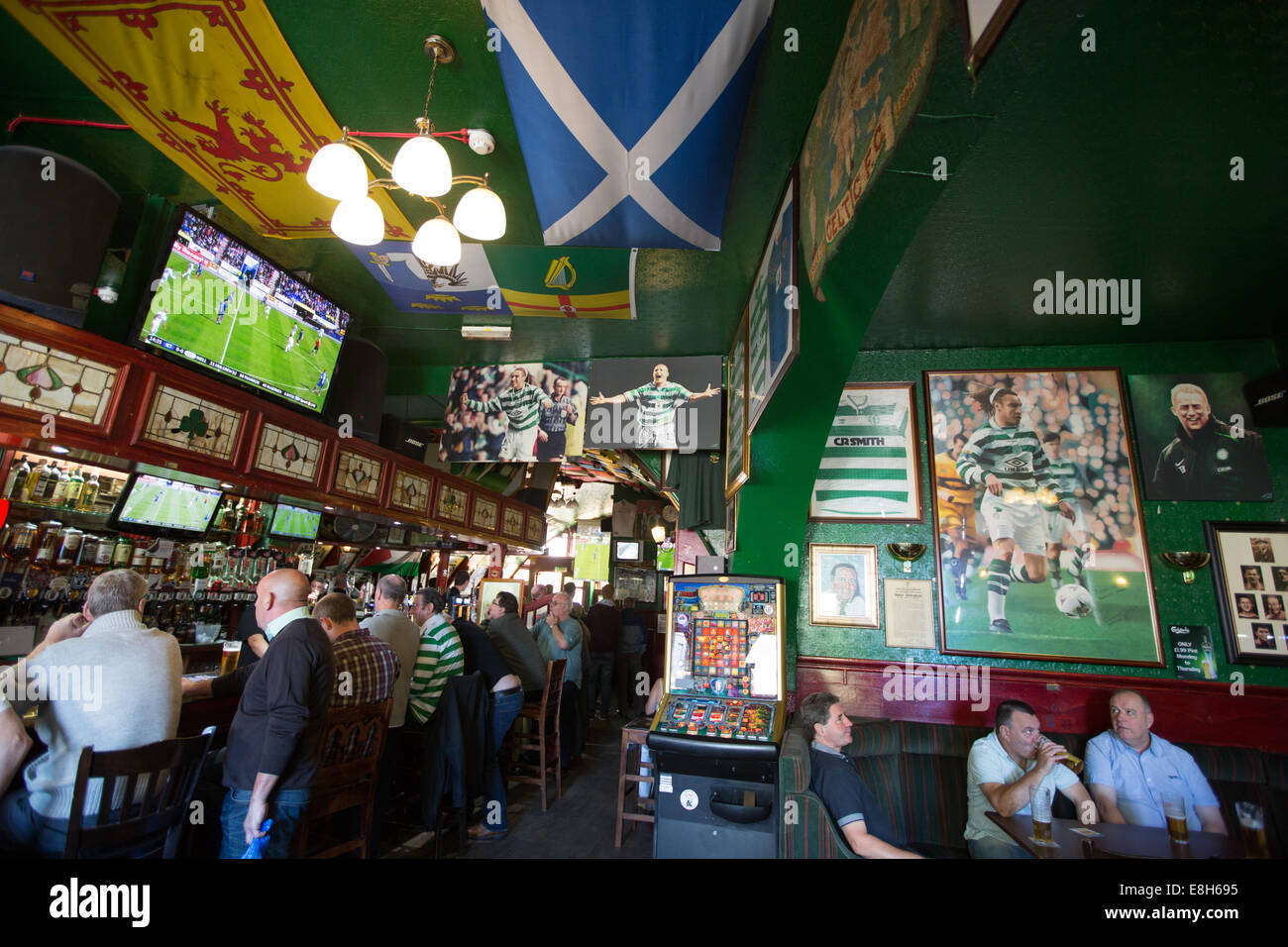 Celtic Football Club-Fans versammeln sich in The Brazen Head Bar zu einem keltischen Fußballspiel im Fernsehen, in Glasgow, Schottland zu sehen Stockfoto