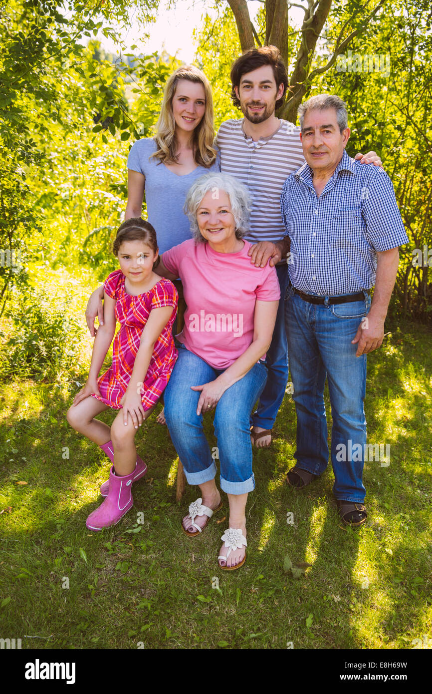 Porträt des drei-Generationen-Familie im Garten Stockfoto