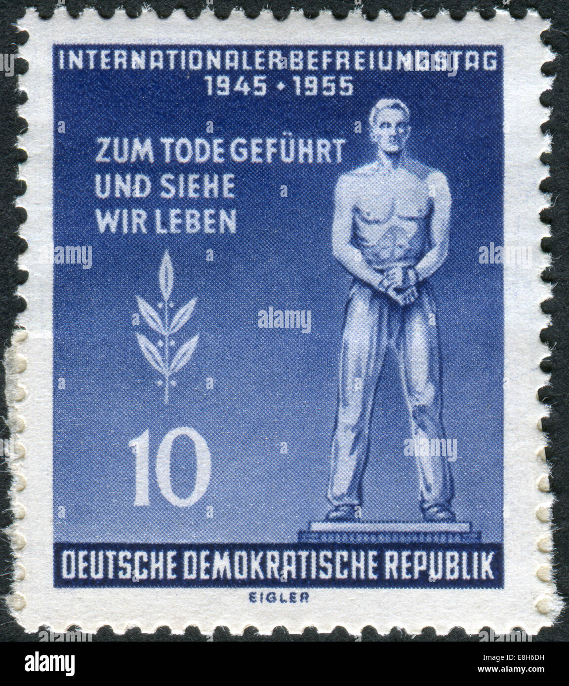 Briefmarke gedruckt in Deutschland (DDR), Tag der Befreiung, gewidmet dargestellt Denkmal für die Opfer des Faschismus Stockfoto