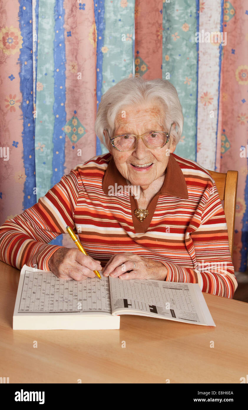 Portrait von senior Frau mit Kreuzworträtsel Stockfoto