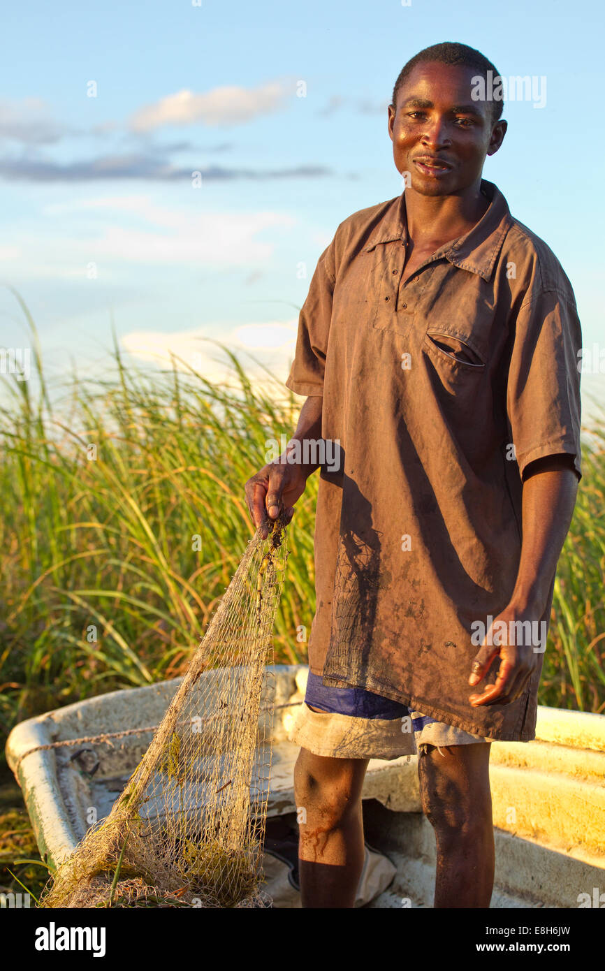 ein Fischer prüft seine Netze in Bangweulu Sambia Stockfoto