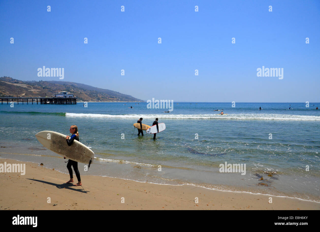 Surfer am Malibu Beach in der Nähe von Los Angeles, Kalifornien, USA Stockfoto