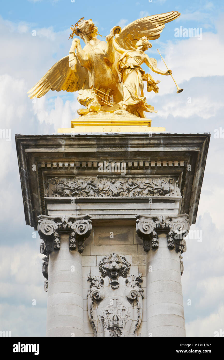 Alexandre III Brücke goldene Statue in Paris, Frankreich Stockfoto