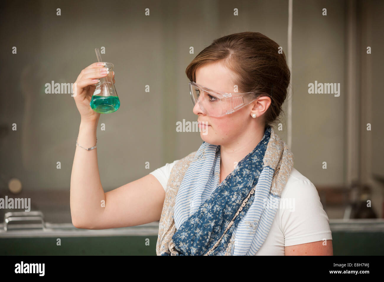 Berufsbildende Schule Schüler im Chemieunterricht Stockfoto